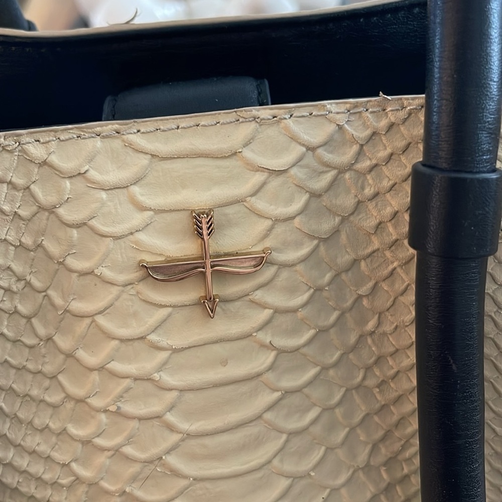 Pour La Victoire Large Butler Gorgeous Leather Tote Handbag. P1250 - Picture 9 of 16